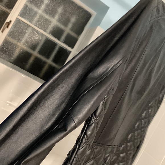 Banana Republic women’s leather jacket in Medium - Picture 14 of 17